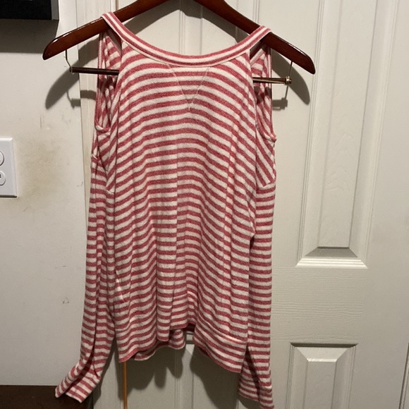 BCBG long sleeve key hole shoulder top - Picture 3 of 5